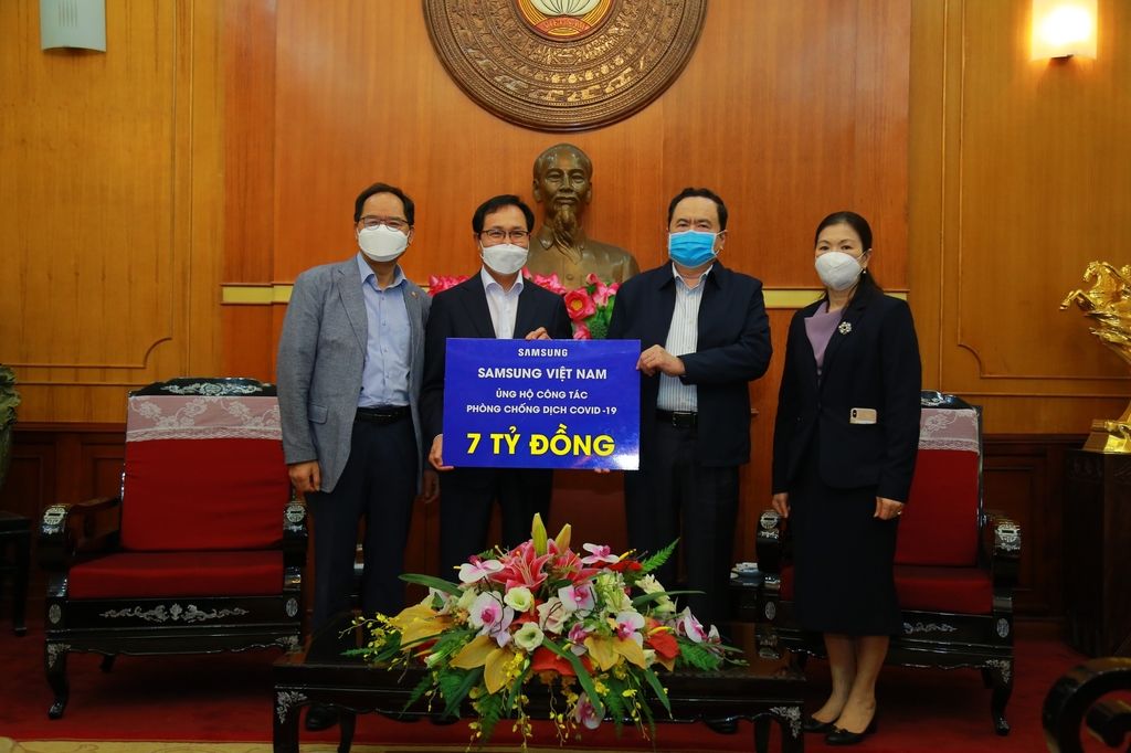 삼성베트남이 코로나19 방역 활동 지원을 위한 기부 증서를 전달하는 모습