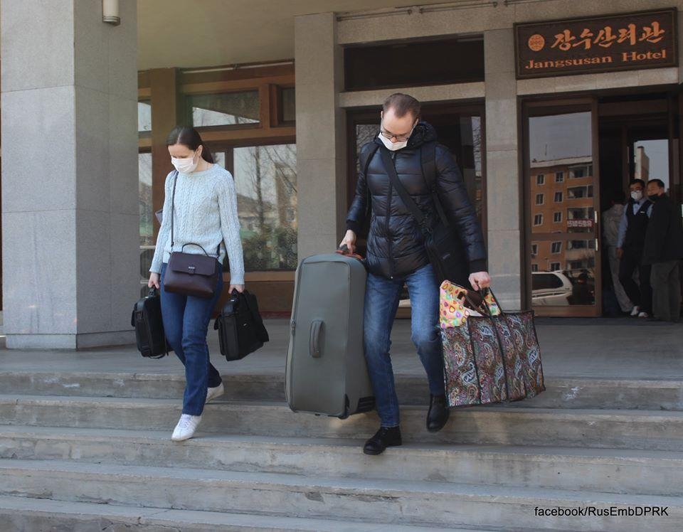북한 평성의 장수산 호텔에서 격리 해제되는 러시아 외교관들. [주북 러시아 대사관 페이스북 계정 사진]