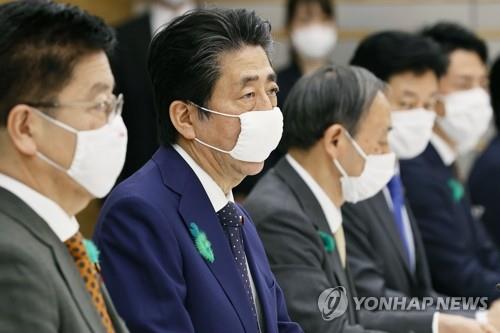 (도쿄 AP/교도=연합뉴스) 아베 신조 일본 총리(왼쪽 두 번째)가 16일 관저에서 열린 신종 코로나바이러스 감염증(코로나19) 대책본부 회의에서 마스크를 쓴 채 발언하고 있다. 아베 총리는 이 자리에서 코로나19 긴급사태 선언 지역을 전국으로 확대한다고 발표했다. ymarshal@yna.co.kr