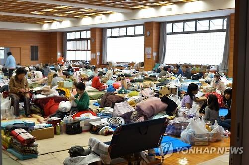 2016년 4월 일본 구마모토(熊本)현 지진 당시의 이재민들이 체육관 시설에서 피난 생활을 하는 모습. [UPI=연합뉴스 자료사진]