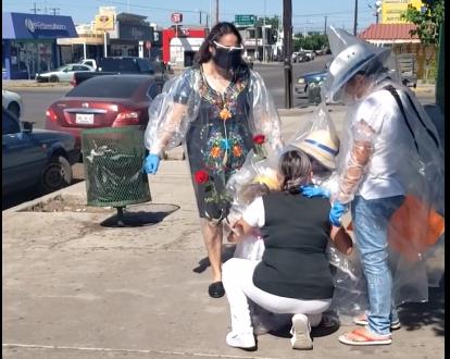 비닐 옷을 입은 딸들과 포옹하는 멕시코 간호사 아나이