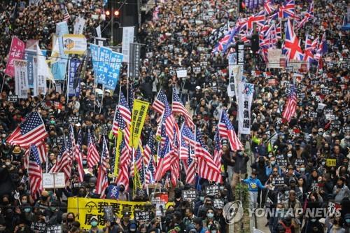 지난 1월 1일 홍콩 시위에 등장한 미국과 영국 국기
