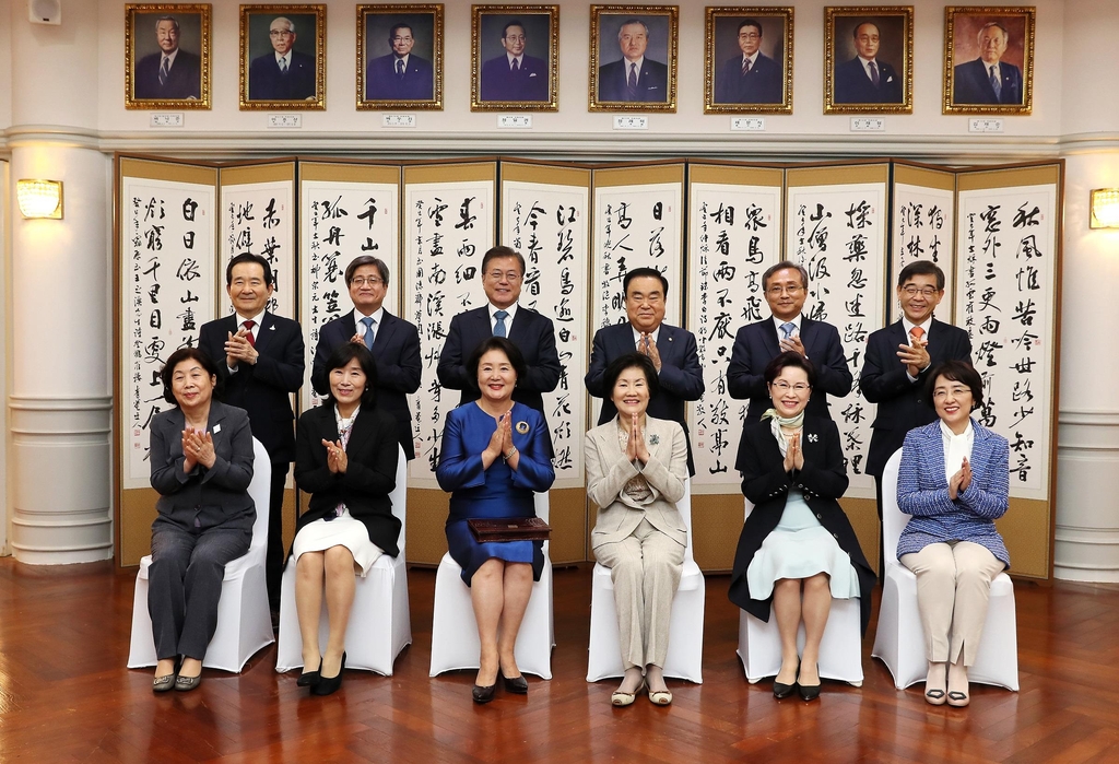 문대통령 내외, 국회의장 공관에서 5부 요인 내외 만찬