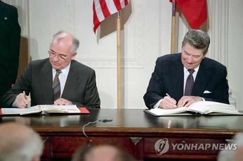 1987년 INF 조약 서명하는 미국과 소련 정상 