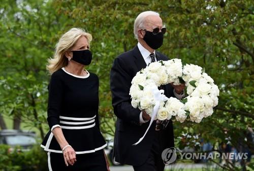 미국 현충일 헌화하는 조 바이든 전 부통령 부부