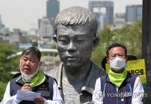 전태일 열사 동상 앞에 선 양대 노총 위원장