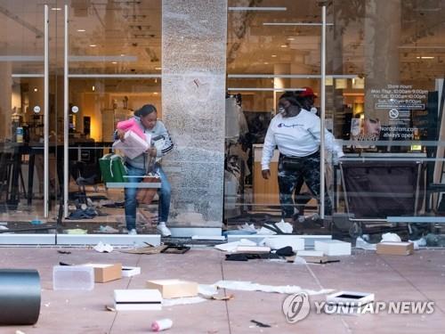 '흑인사망' 시위 와중에 약탈 당하는 LA 상점들 [AFP=연합뉴스 자료사진]