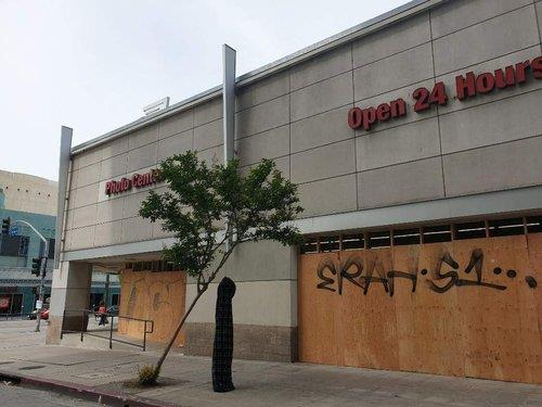 약탈에 대비해 가림막을 설치한 LA 한인타운 상점