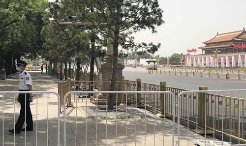 (베이징=연합뉴스) 김윤구 특파원 = 3일 베이징 톈안먼 앞 인도가 차단돼 있다. 