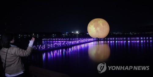 경포호에 뜬 대형 인공 달
