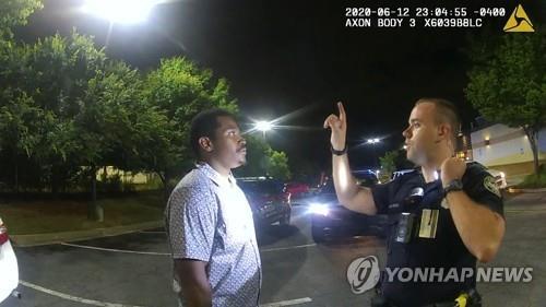 경찰 총격으로 사망 전 음주여부 체크받는 브룩스(왼쪽)