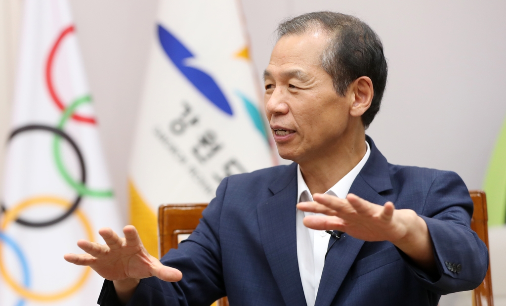 인터뷰하는 최문순 강원도지사