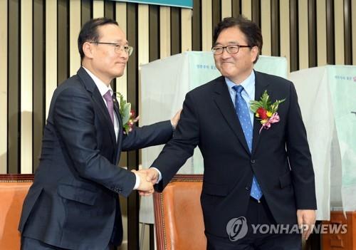 홍영표 의원(왼쪽)과 우원식 의원