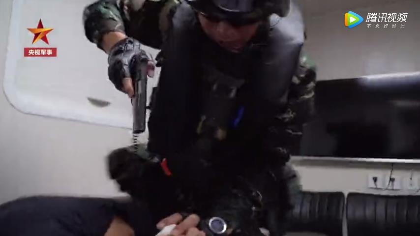 선박 내에 있는 도망자에게 총을 겨누며 제압하는 중국군 훈련