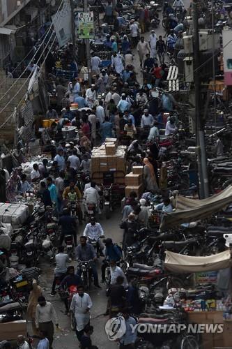 사람들로 붐비는 파키스탄 카라치의 시장. [AFP=연합뉴스]