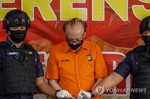 인도네시아 경찰에 체포된 프랑스인 프랑수아 카밀 아벨로(65)