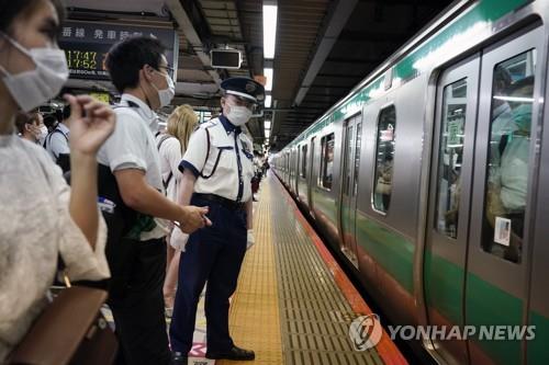 (도쿄 EPA=연합뉴스) 10일 일본 도쿄도(東京都) 소재 신주쿠(新宿)역에서 마스크를 쓴 사람들이 플랫폼에 서 있다. 2020.7.12
