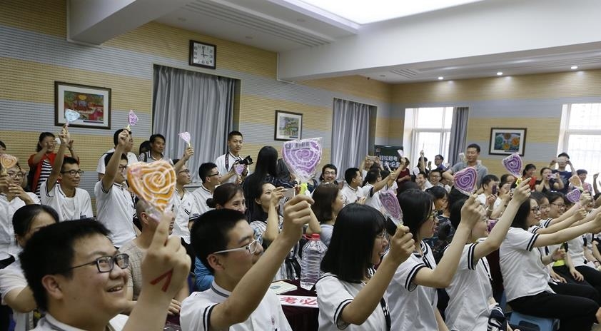 대입시를 앞두고 막대 사탕 방방탕을 받은 중국 수험생들