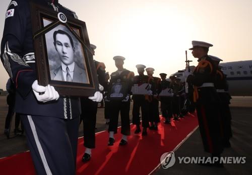 카자흐스탄에 묻혀 있던 독립유공자 계봉우 지사의 유해가 2019년 4월 22일 오전 서울공항에 도착해 국립현충원으로 봉송되고 있다. [연합뉴스 자료사진] 