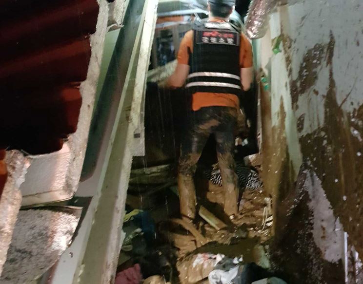 횡성서 토사에 파손된 주택