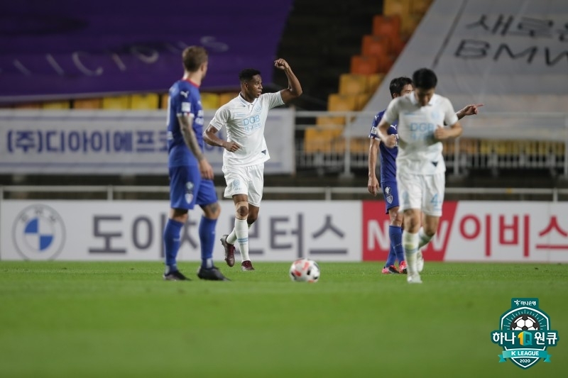 골세리머니를 펼치는 대구 에드가