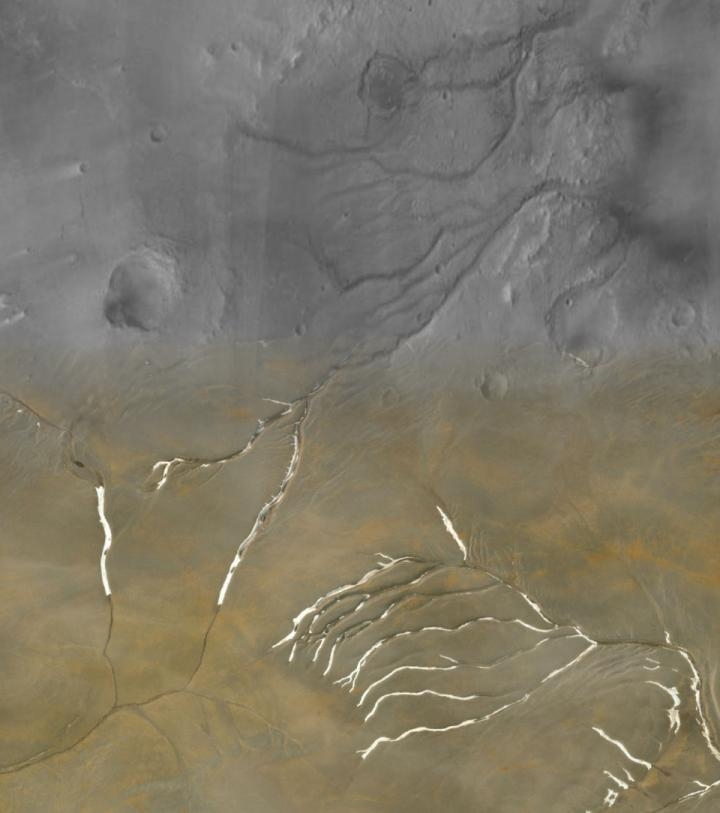 화성 계곡(상단)과 데번섬 빙하밑 수로 비교 