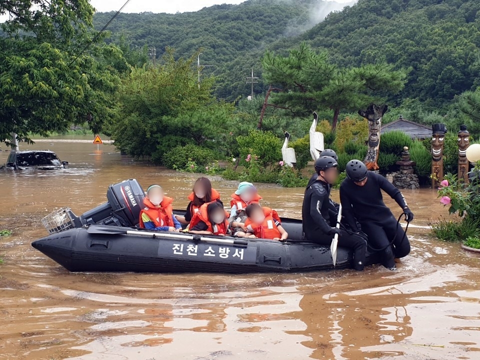 '청학동 훈장' 김봉곤씨 서당 폭우에 고립…10여명 구조