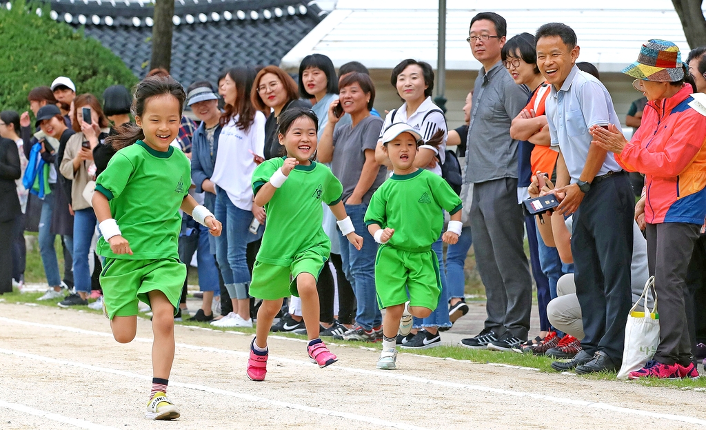 경남 함양군 함양초등학교 운동회에서 달리기하는 어린이들. 2018년 [함양군 제공] 