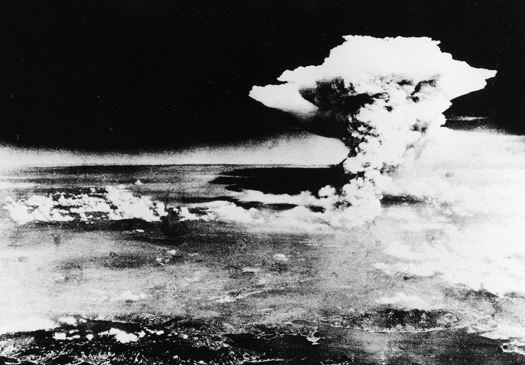 1945년 8월 6일 미군 전투기가 일본 히로시마에 원자 폭탄을 떨어뜨린 후 버섯 모양의 거대한 원자운(原子雲)이 발생했다. [교도=연합뉴스 자료사진]