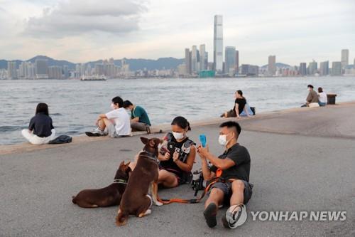 반려견과 산책나온 홍콩 시민