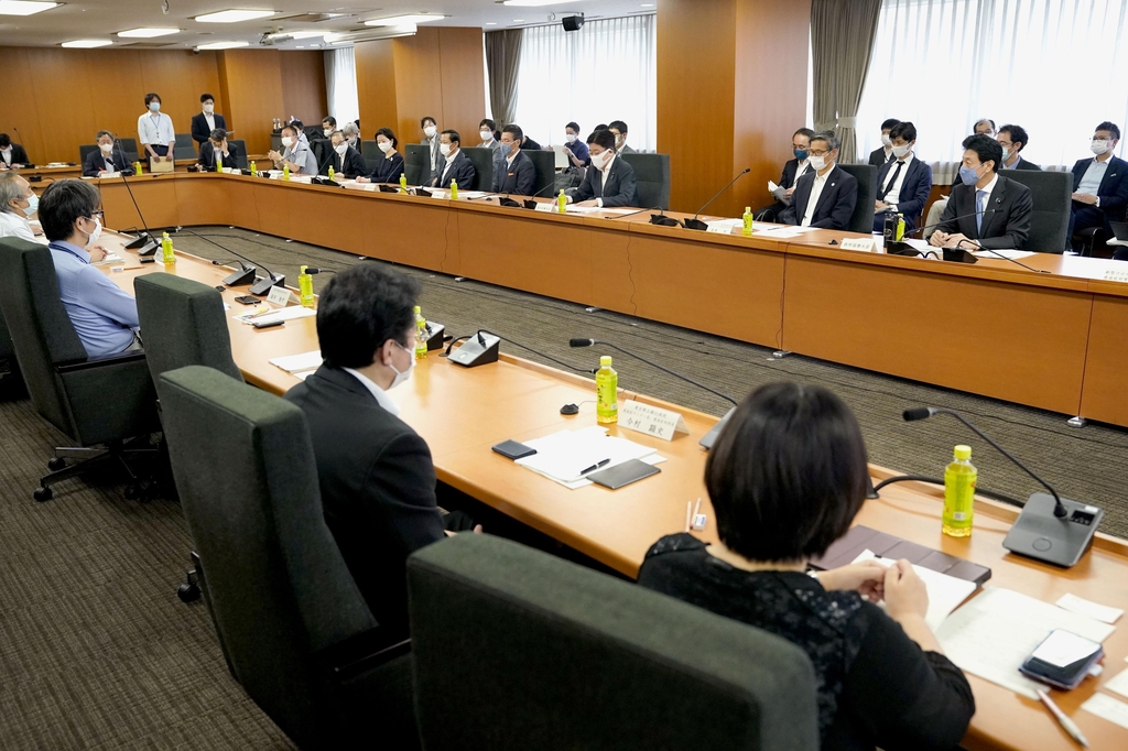 (도쿄 교도=연합뉴스) 일본 정부 코로나19 대책 분과회는 7일 회의를 열어 감염 확산 상황을 4단계로 판단하는 기준이 되는 구체적인 지표를 제시했다. 
