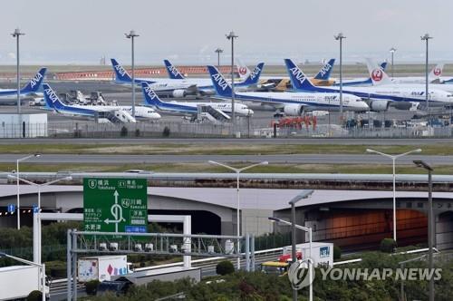 이용객이 급감해 도쿄 하네다공항 주기장에 멈춰선 일본 항공사 여객기들. [AFP=연합뉴스 자료사진]