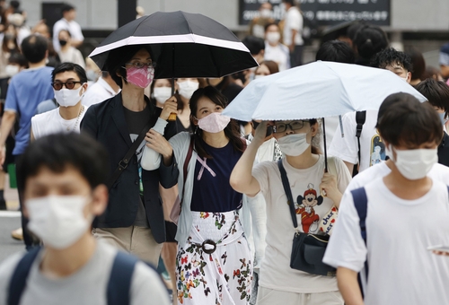 (도쿄 교도=연합뉴스) 8일 오후 일본 도쿄도(東京都) 시부야(澁谷)구의 횡단보도에서 양산을 쓴 사람들이 길을 건너고 있다. 