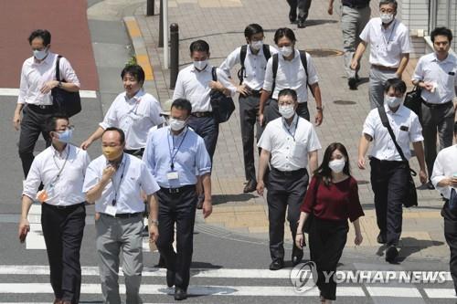 (도쿄 AP=연합뉴스)4일 일본 도쿄도(東京都)에서 마스크를 쓴 직장인들이 횡단보도를 건너고 있다.