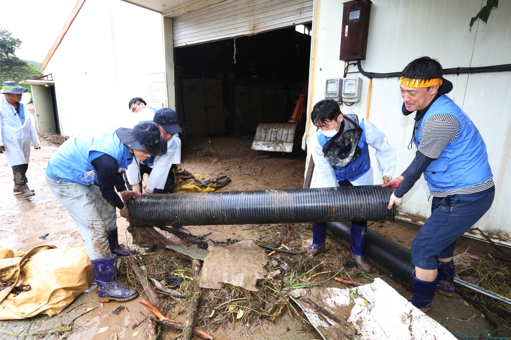 수해 복구 자원봉사 하는 KT&G 직원들