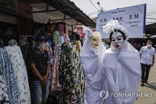 인도네시아 전통 귀신 '뽀쫑' 차림으로 코로나 보건지침 캠페인