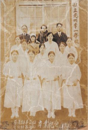 1933년 광주 이일학교 졸업식 사진. 맨 뒷줄 가운데가 셰핑 선교사다. [한일장신대 제공. 재판매 및 DB 금지]