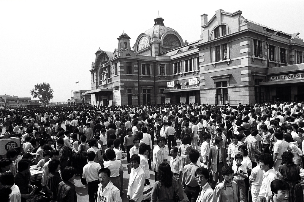 서울역 앞 가득 메운 추석 귀성객(1984년)