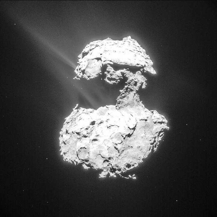 혜성 67P가 태양에 접근하면서 가스와 먼지가 일어나는 장면 