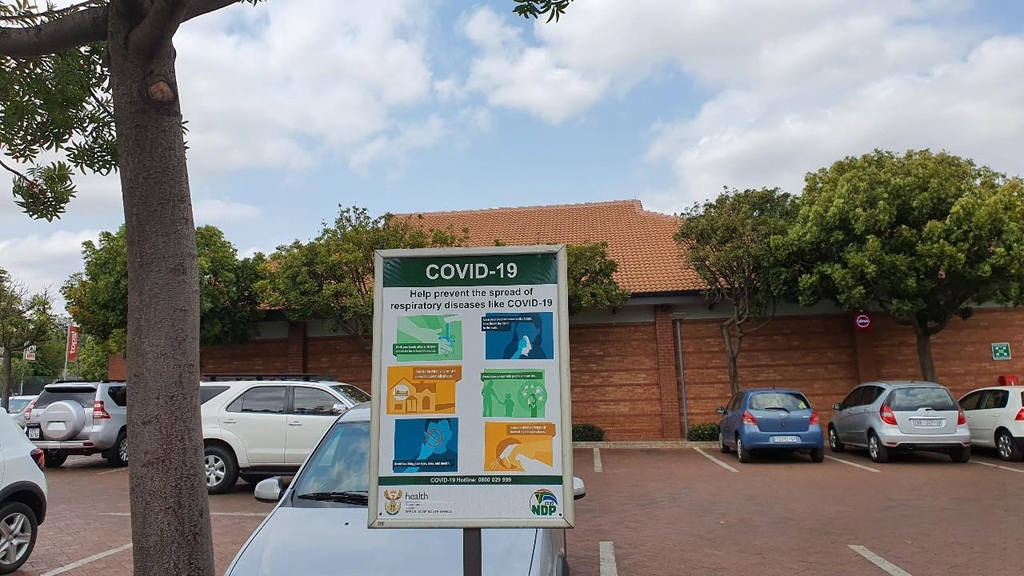 남아공 프리토리아 상가 주차장의 코로나19 대응법 안내