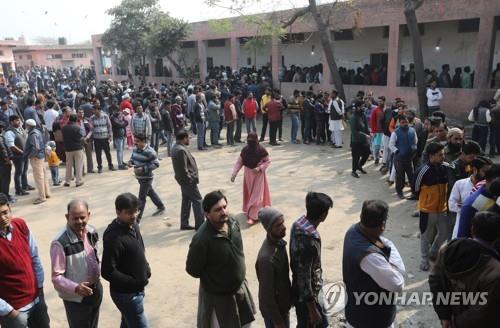 지난 2월 뉴델리에서 진행된 지방의회 선거 투표소 모습. [EPA=연합뉴스]