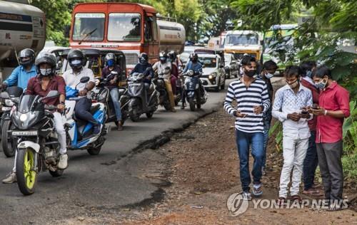 마스크를 쓴 인도 케랄라주의 오토바이 운전자와 주민. [AP=연합뉴스]
