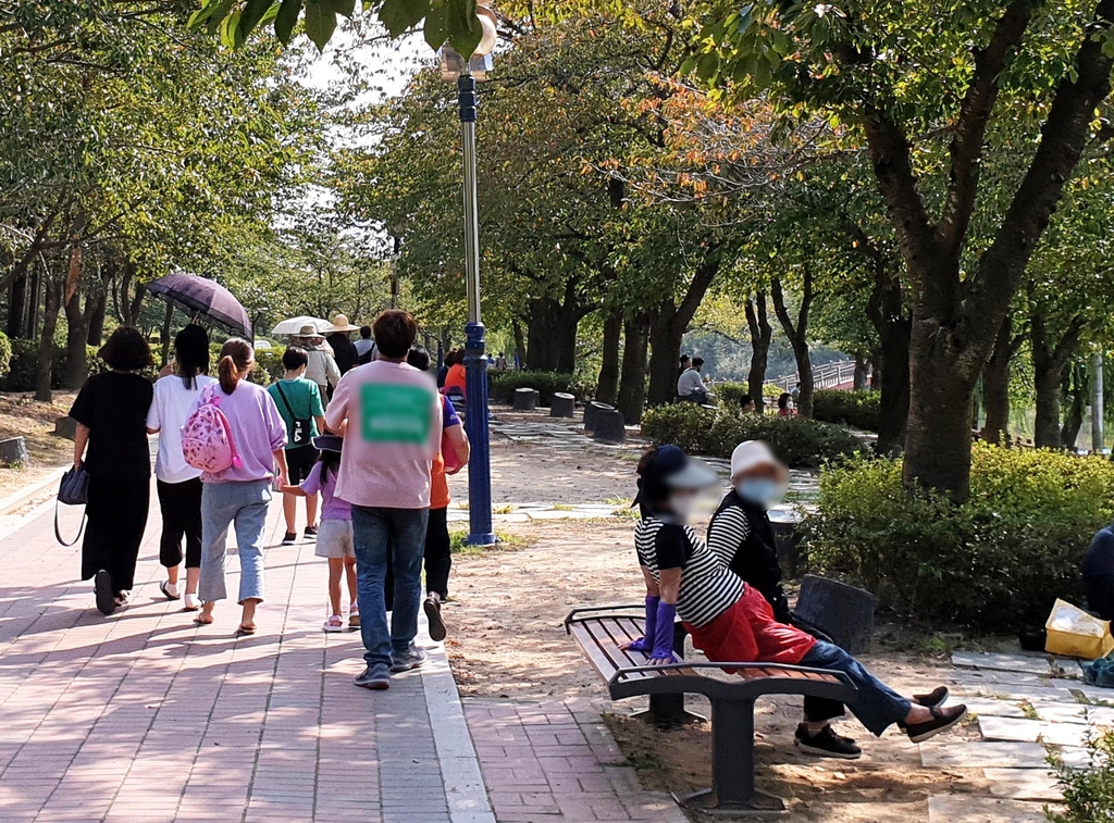 경주 보문관광단지 산책하는 관광객