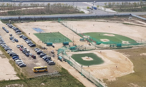 학교용 부지에 들어선 야구장과 풋살장