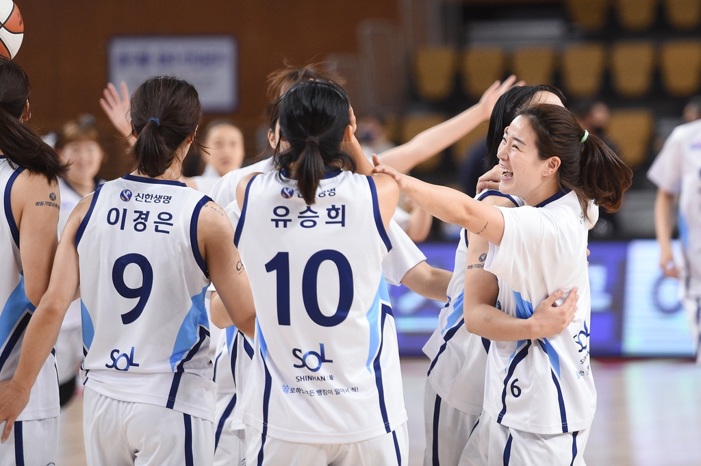 BNK에 승리한 뒤 기뻐하는 신한은행 선수들