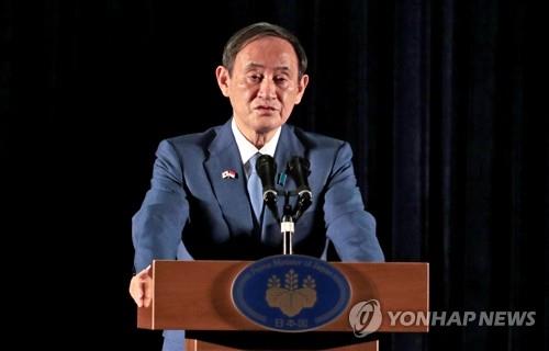 (자카르타 로이터=연합뉴스) 인도네시아를 방문 중인 스가 요시히데 일본 총리가 21일(현지시간) 수도 자카르타에서 기자회견을 하고 있다.