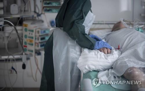 요양원에 있는 환자를 치료하는 의료진(기사와 직접 연관없음)