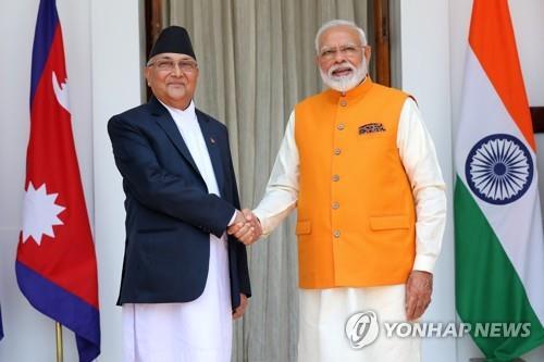 나렌드라 모디 인도 총리(오른쪽)와 K.P. 샤르마 올리 네팔 총리. [EPA=연합뉴스]