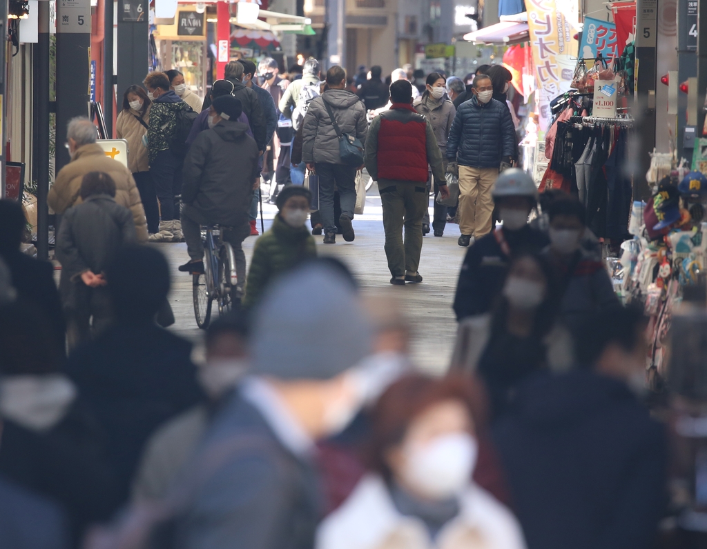 코로나19 확산하는 일본…상점가의 인파