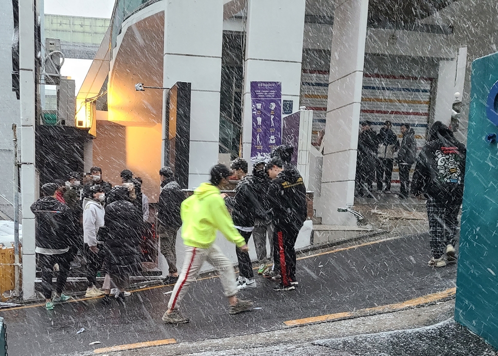 강남 모 라운지클럽 앞에 줄을 선 사람들